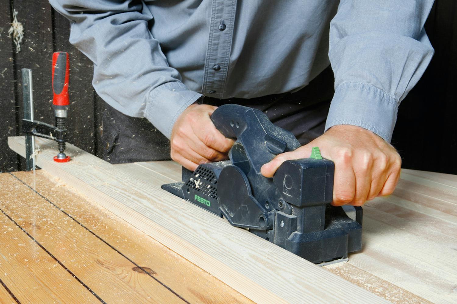 Sähköhöylän voi säätää tarkasti, joten sillä voi höylätä kaikkea 2 milliä paksuista lastuista paperinohuisiin suikaleisiin. Sähköhöylän voi säätää tarkasti, joten sillä voi höylätä kaikkea 2 milliä paksuista lastuista paperinohuisiin suikaleisiin.